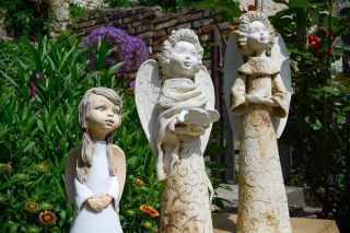 Rozhodli jsme se využít krásného počasí a nafotili nové fotky v naší zahradě 🌞 Tyto modely andělů si můžete objednat na...