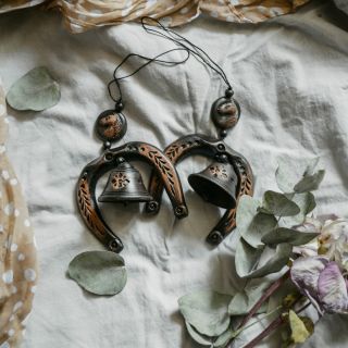 Keramické zvonky s podkovou - Symbol štěstí a radosti pro váš domov! Ozdobte svůj prostor touto kouzelnou dekorací a...